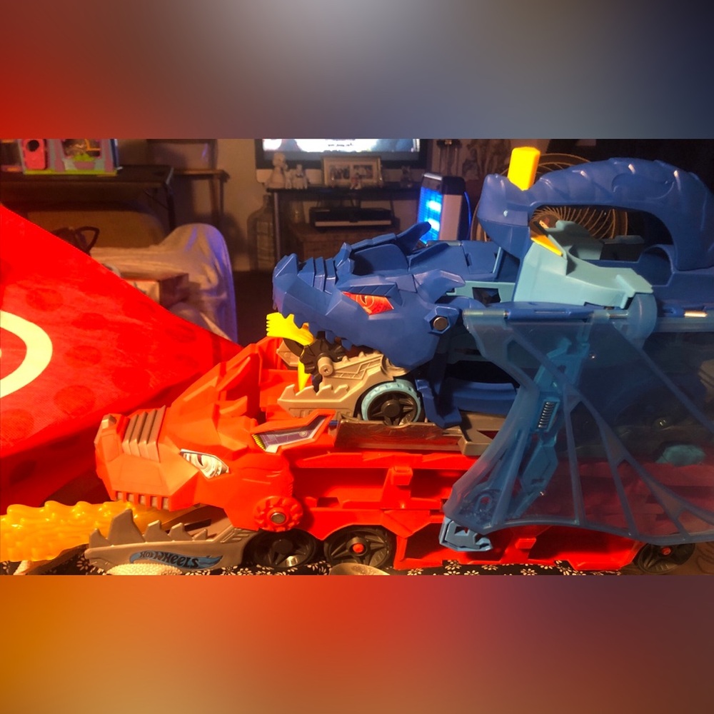 Hot Wheels City Ultimate Dual Dragon Transporter